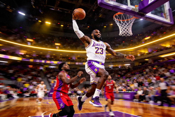 勒布朗·詹姆斯在NBA比赛中突破上篮的精彩瞬间