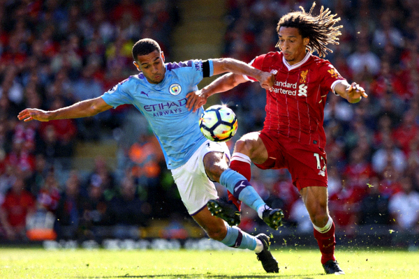曼城与利物浦球员在英超比赛中激烈争抢足球