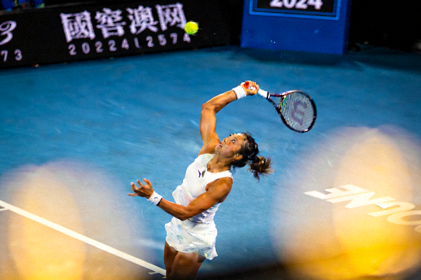 中国女子网球运动员郑钦文在澳网比赛中发球